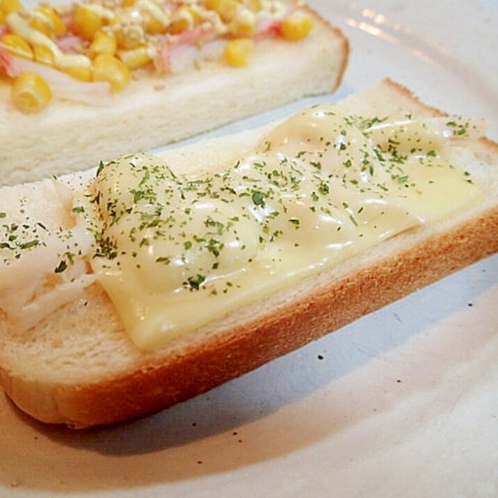 パセリ/タルタルで　サラダチキンとチーズのトースト